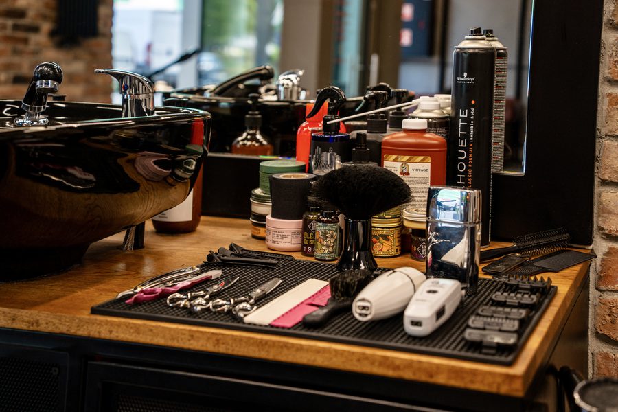 Barbers Lab - stanowisko barberskie: brzytwy, nożyczki i kosmetyki