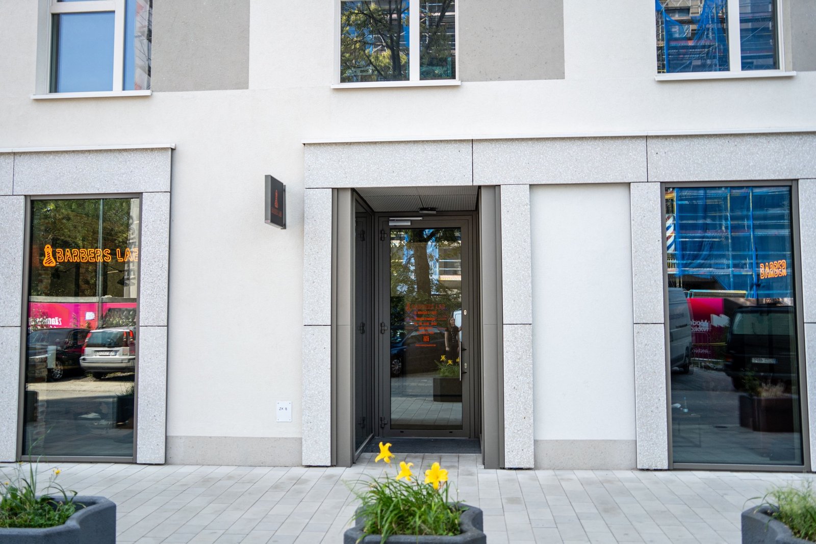 Barbers Lab - Wejście do salonu od ulicy Wołoskiej